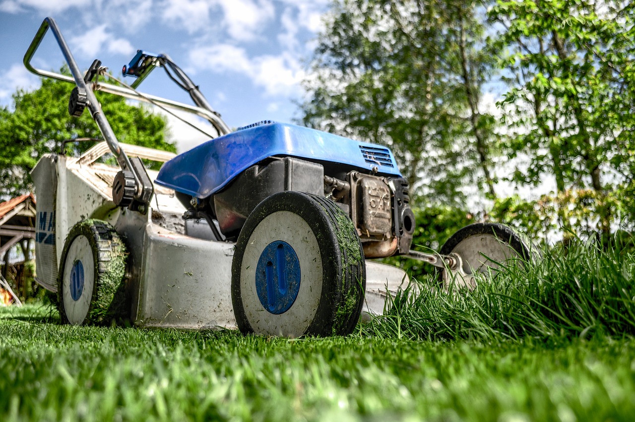 lawnmower gardening lawn-mower free photo