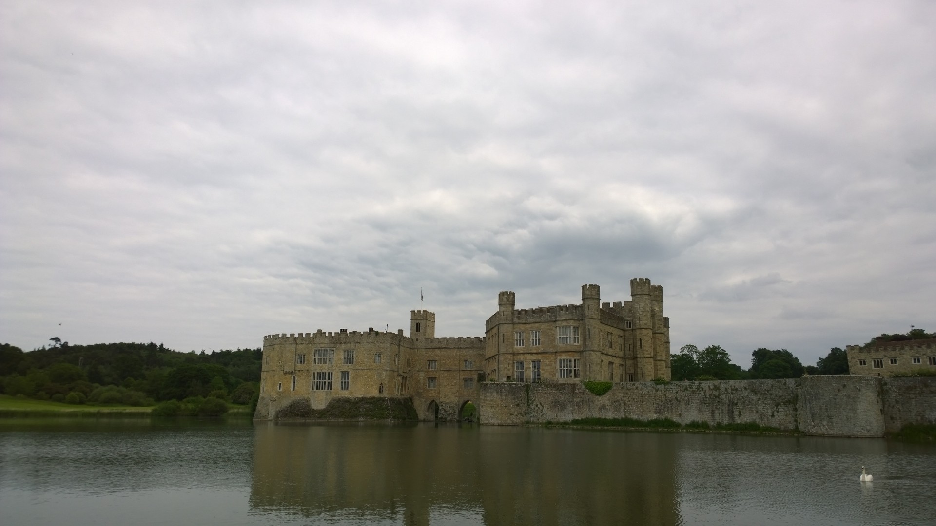 leeds castle cloudy leeds castle cloudy day free photo