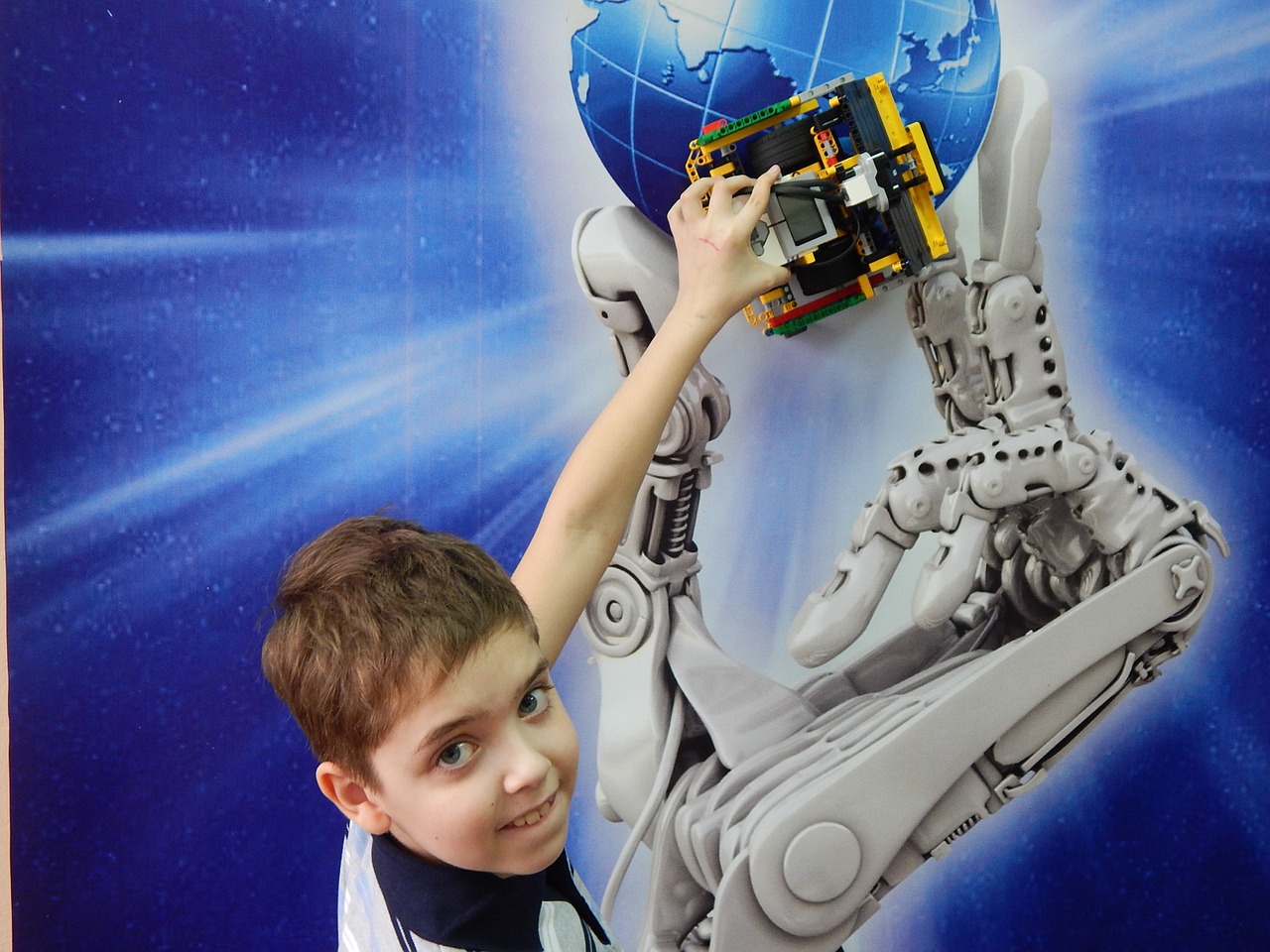 lego robot constructor free photo
