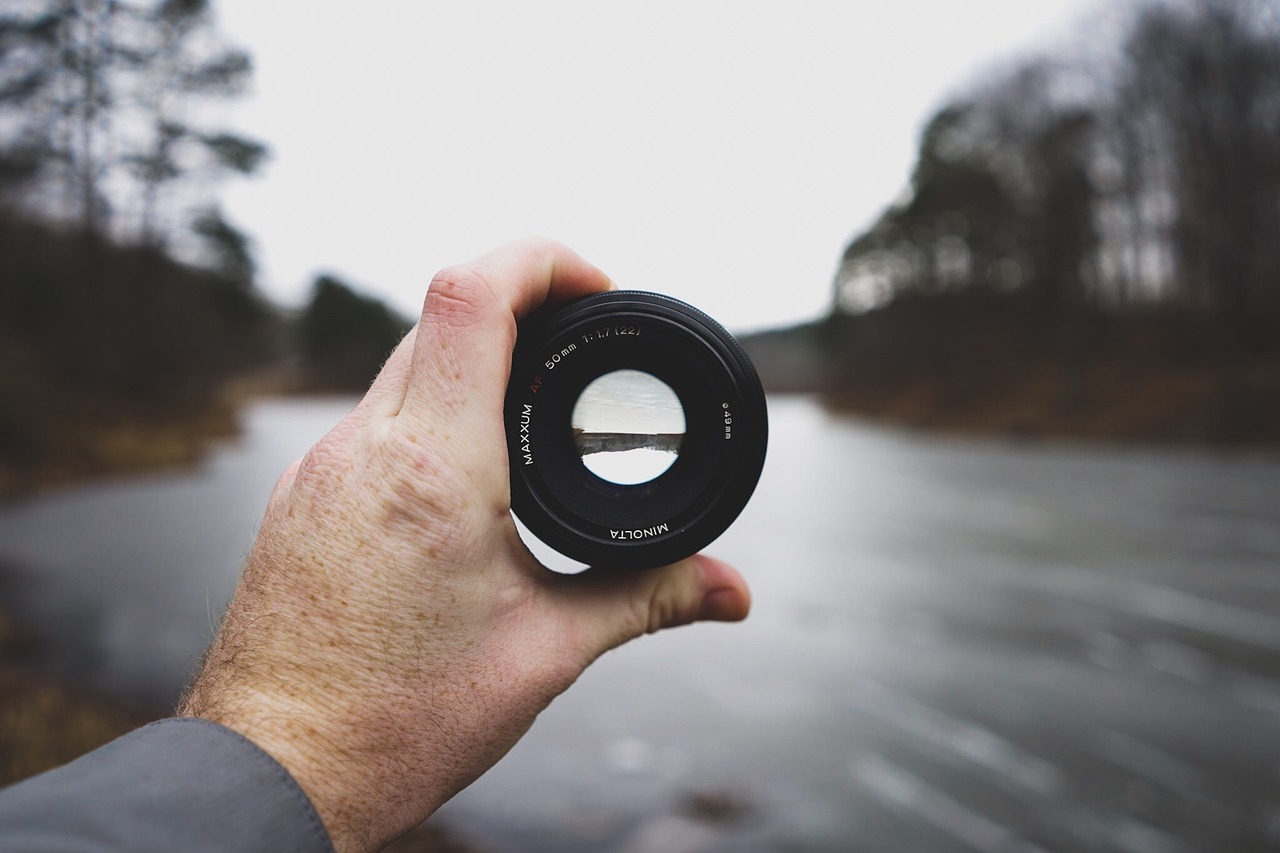 lens holding man free photo