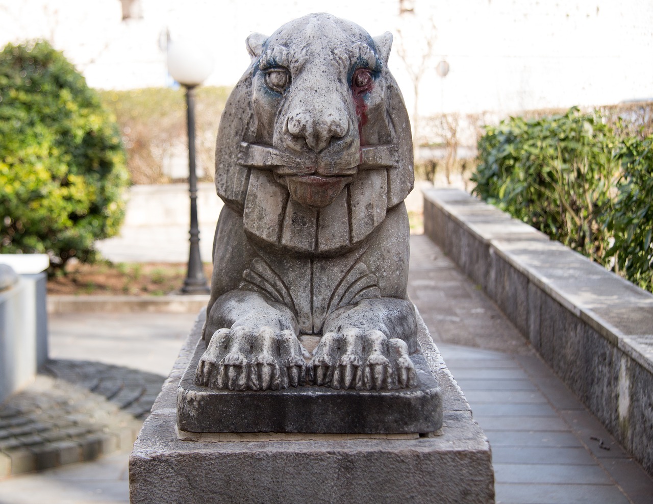 leo gargoyle sculpture free photo