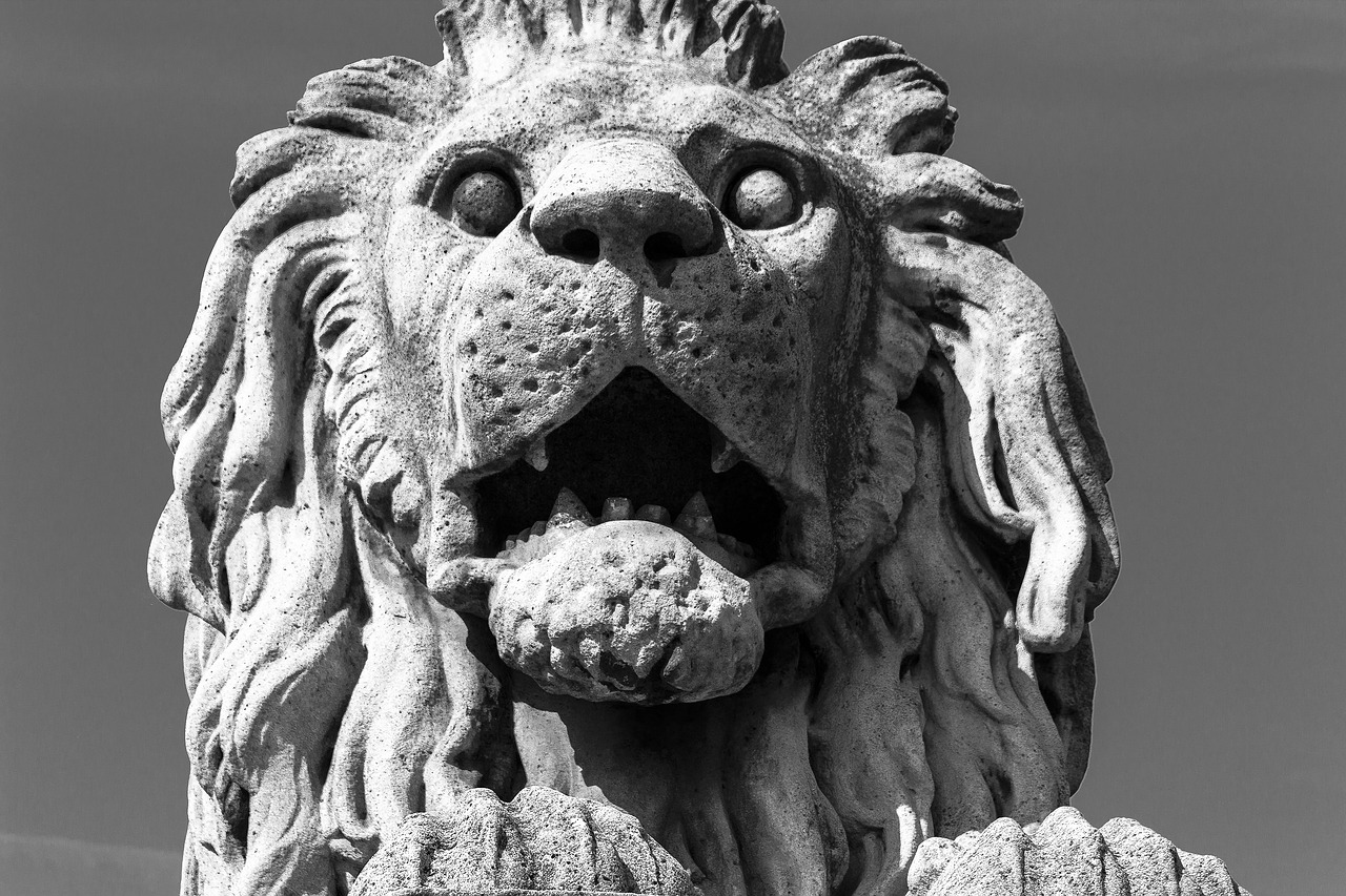 leo statue budapest free photo