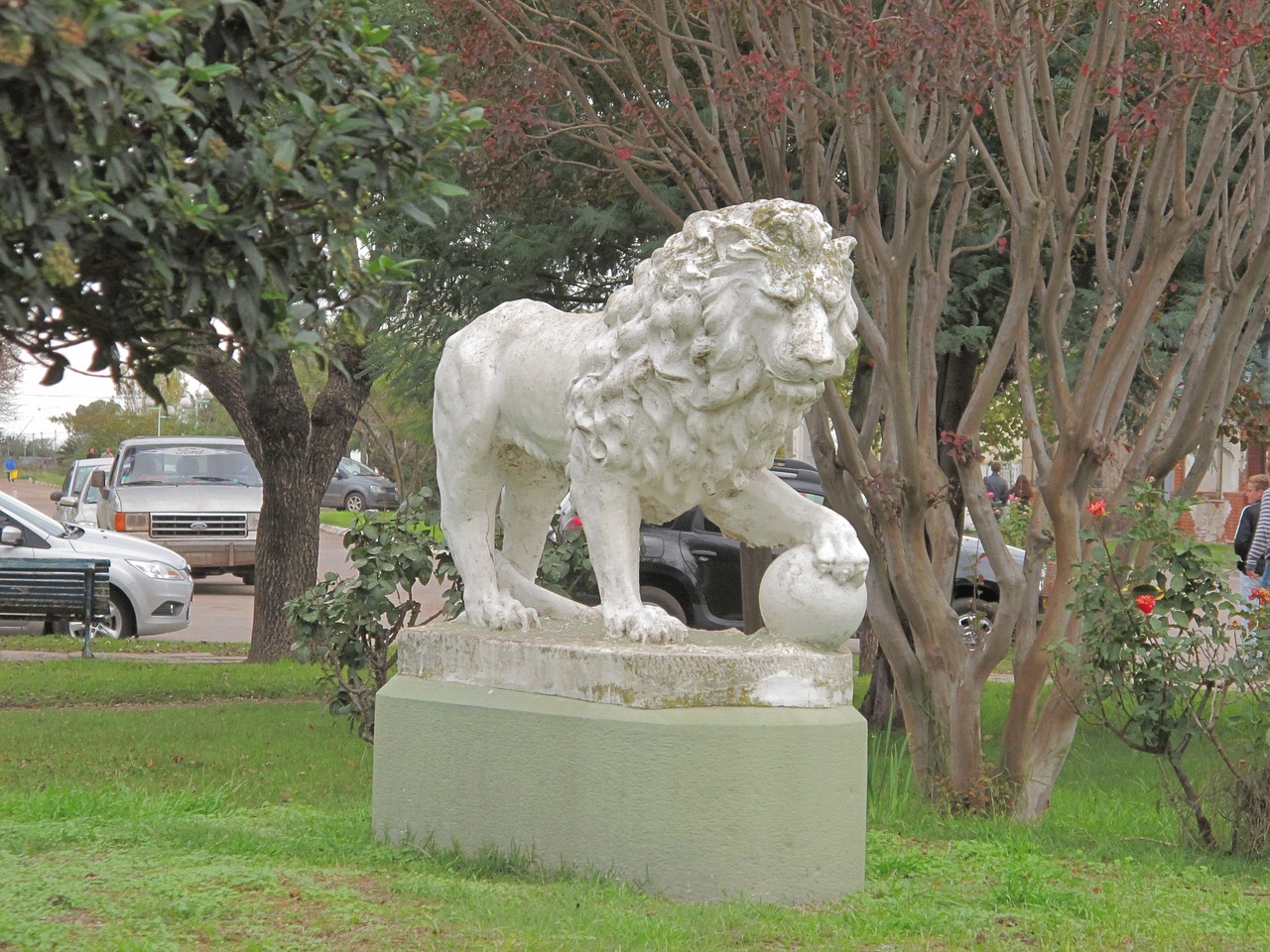 leon statue sculpture free photo