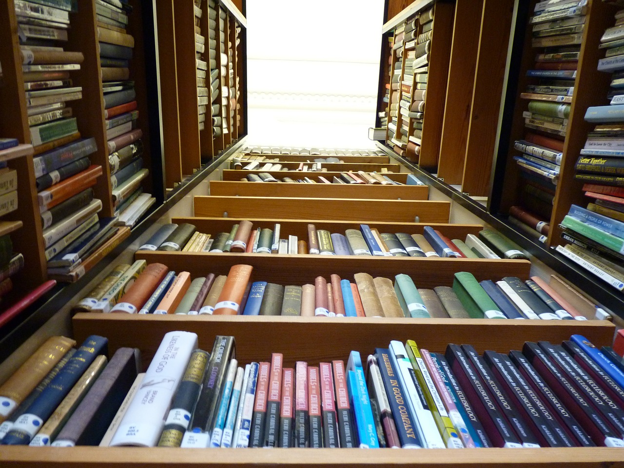 library books shelf free photo