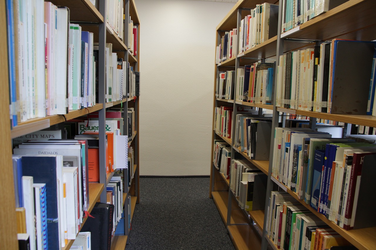 library books shelf free photo