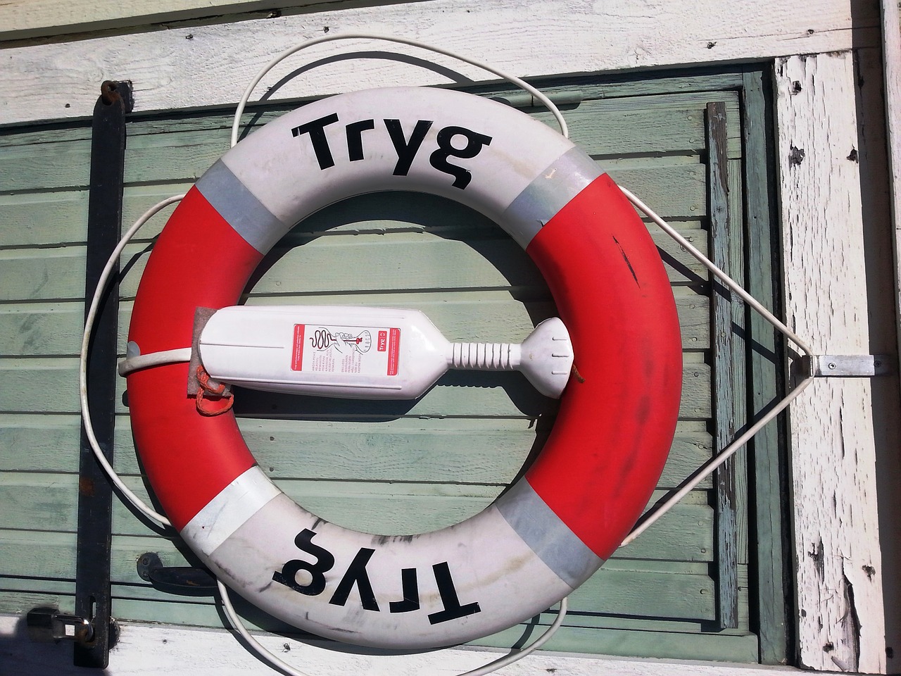 life buoy assistance ring free photo