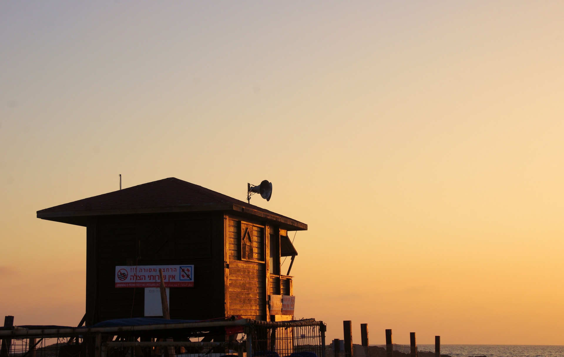 lifesaver hut sunset free photo