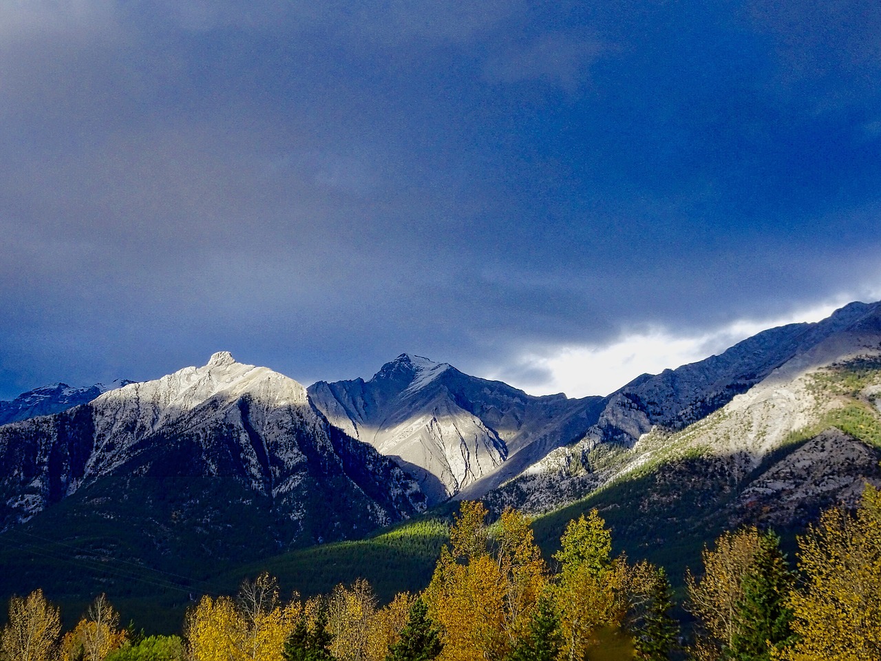 light autumn mountains free photo