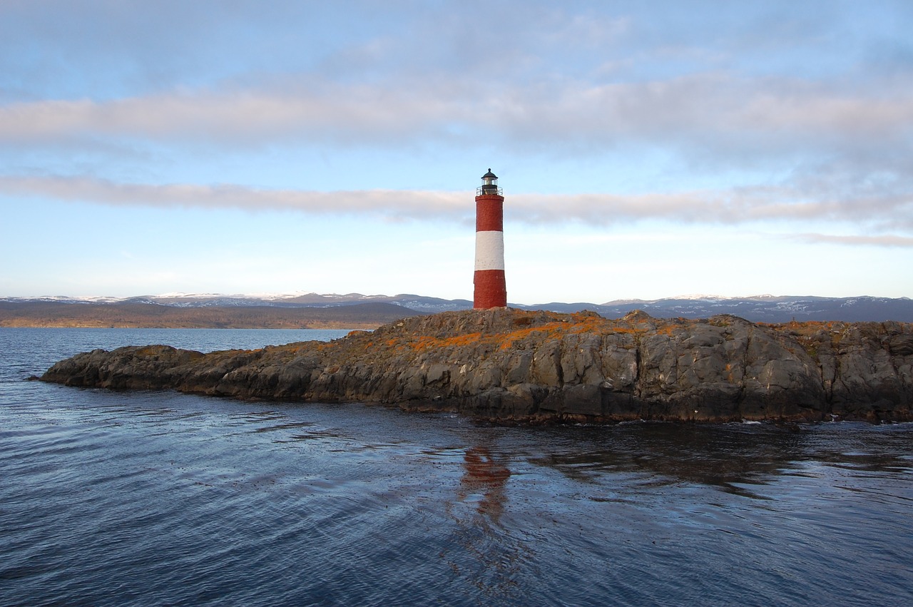 lighthouse ushuaia mar free photo