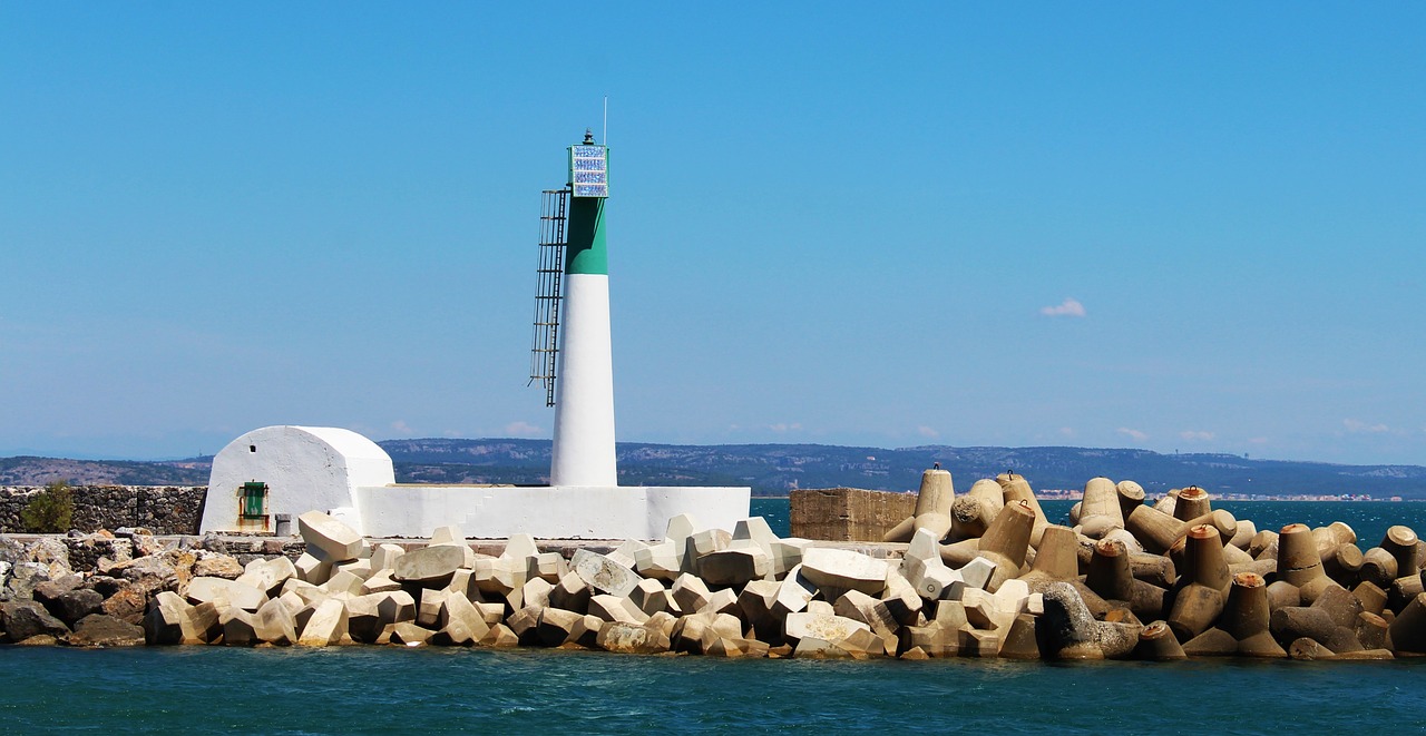 lighthouse green lighthouse sea free photo