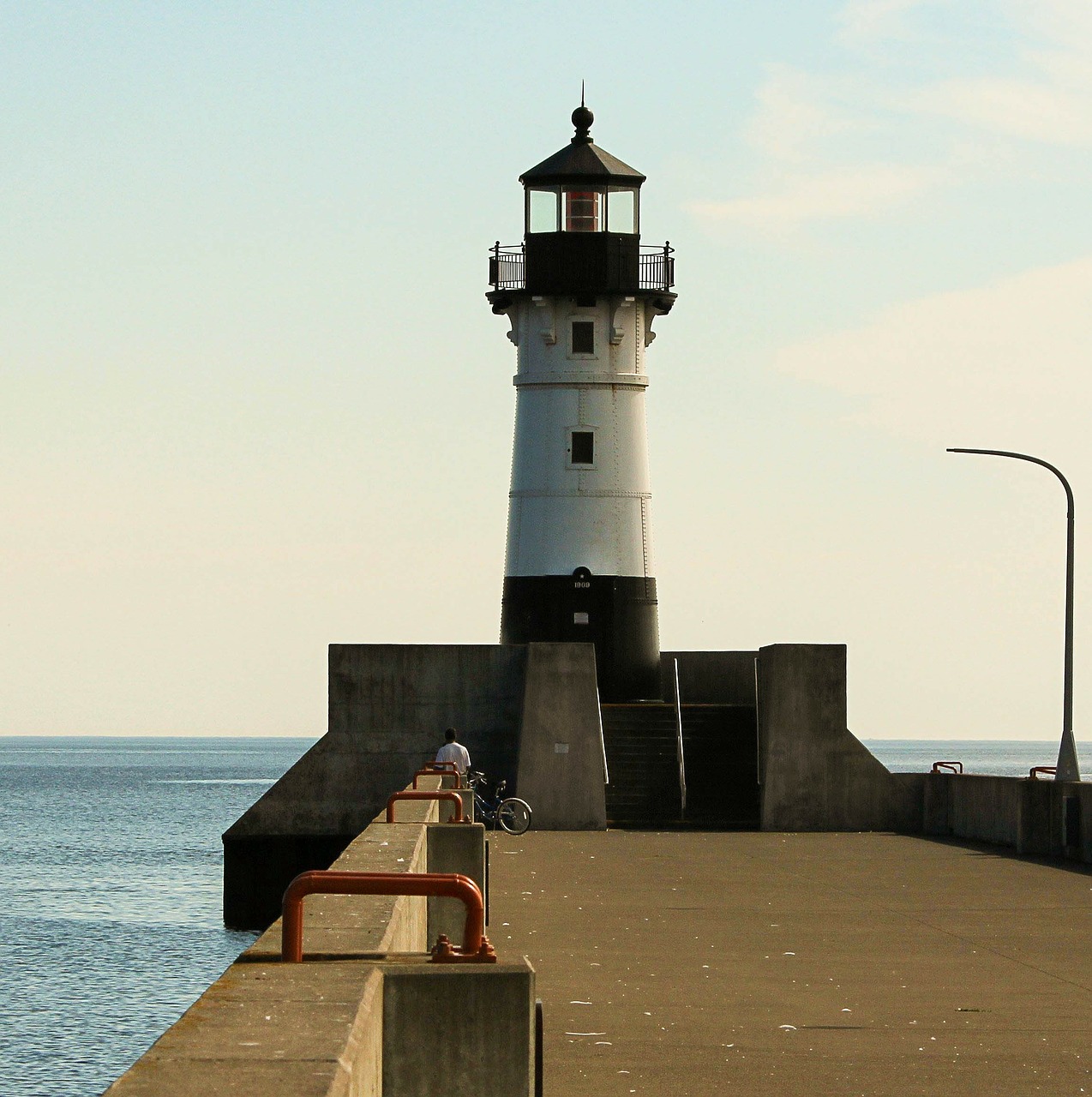 lighthouse duluth minnesota breakwater free photo