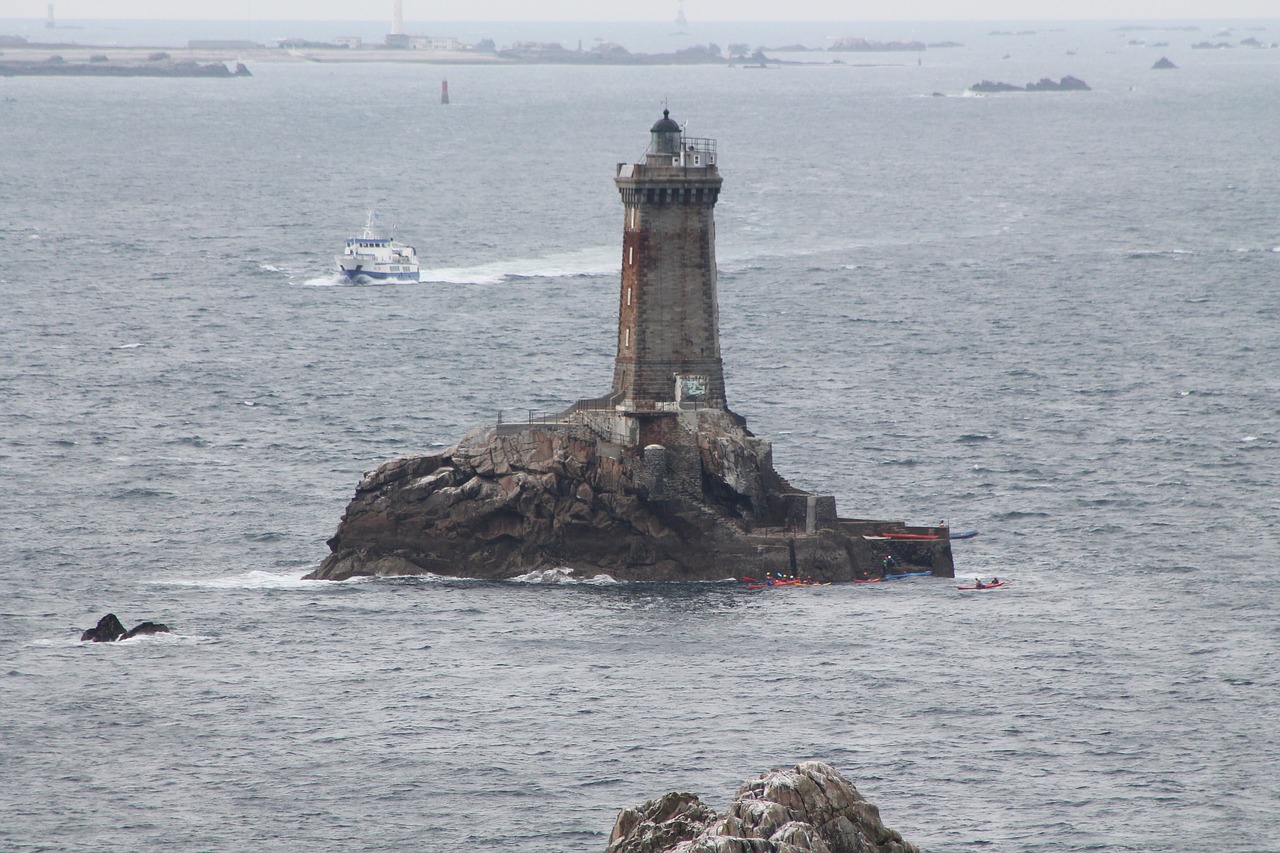 lighthouse sea ile free photo