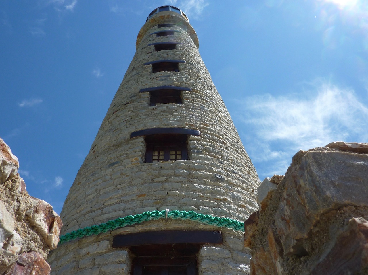 lighthouse lighthouse domalain blue sky free photo