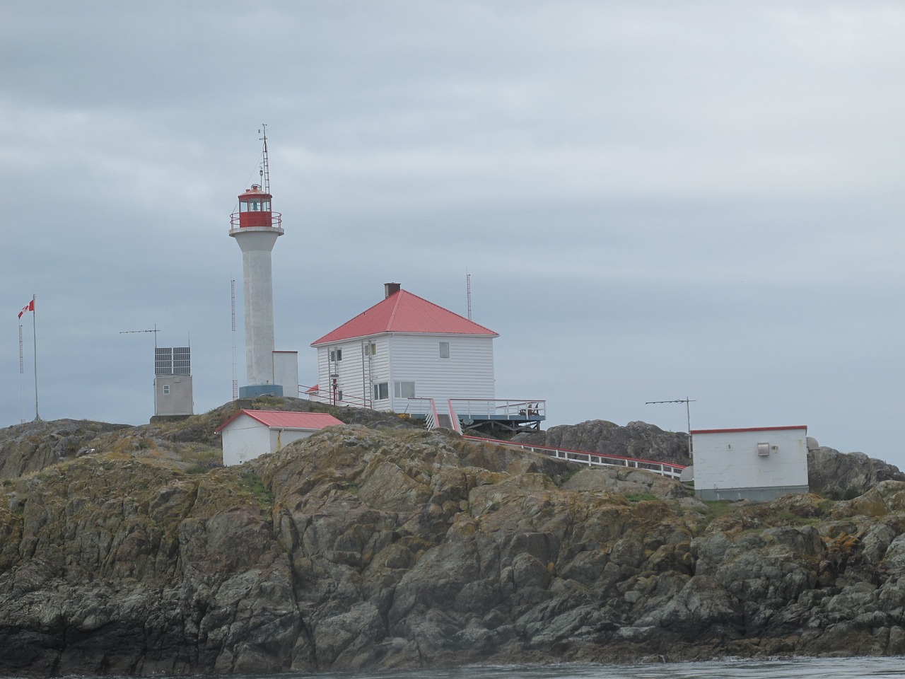 lighthouse rock coast free photo