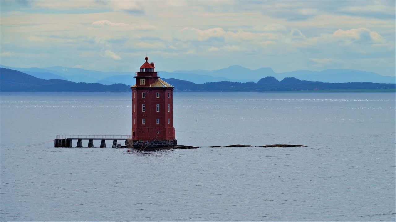 lighthouse  sea  horizon free photo