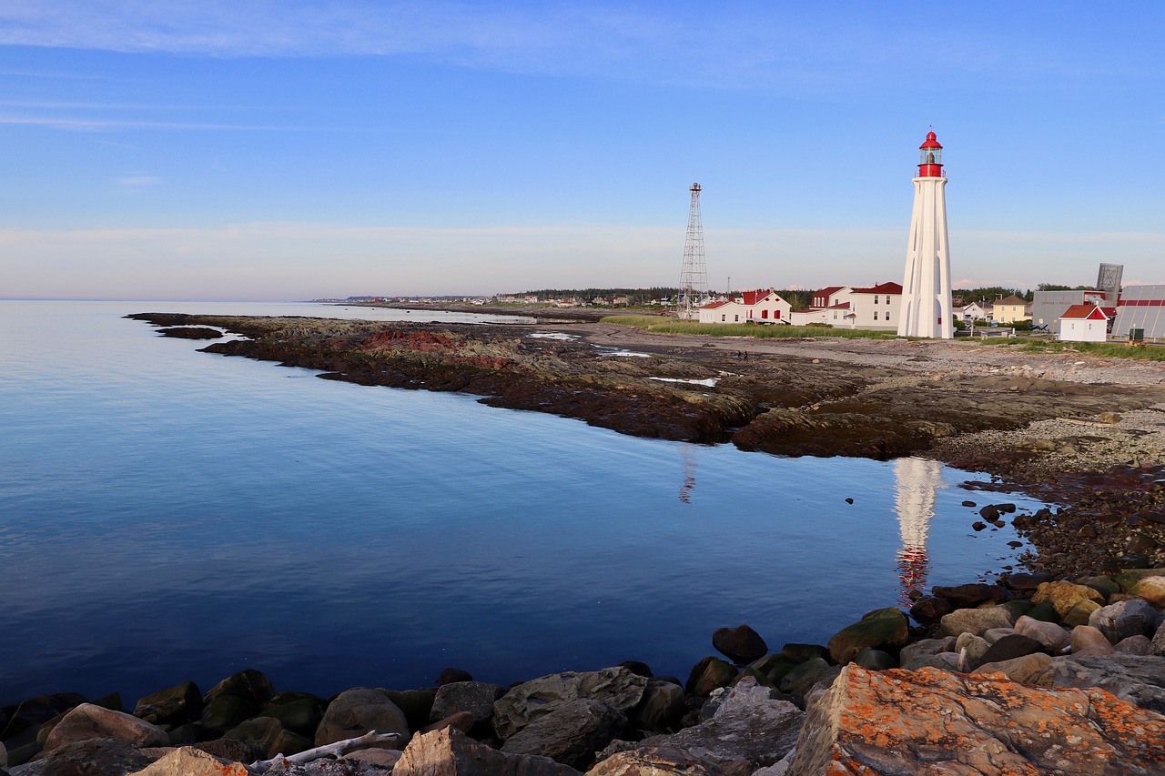 lighthouse  water  river free photo