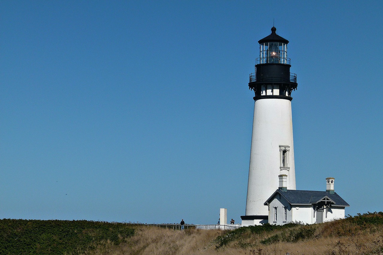 lighthouse building ocean free photo