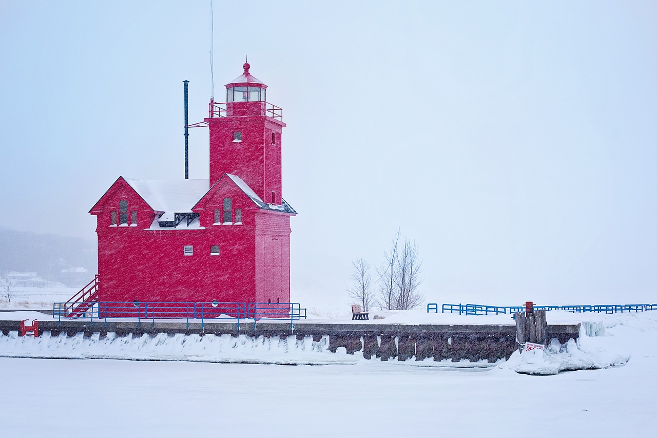 lighthouse winter red free photo