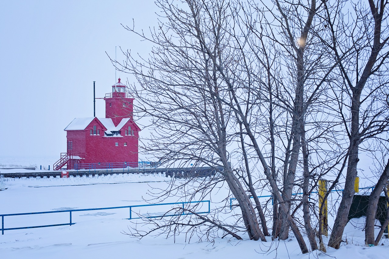 lighthouse winter red free photo