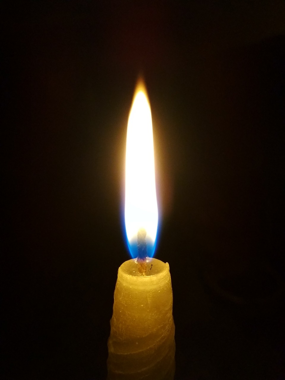 Зажгем свечи. Горящие свечи. Горящая восковая свеча. Зажженная свеча. Свеча осветительная.