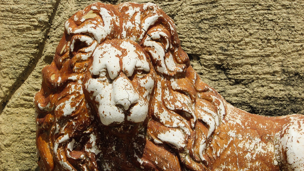 lion guardian sculpture free photo