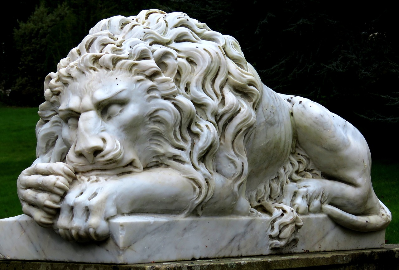 lion statue sculpture free photo
