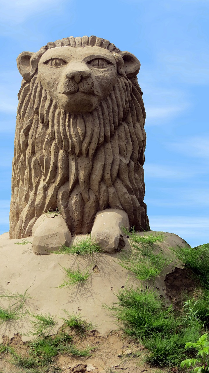 lion sand sculpture art free photo