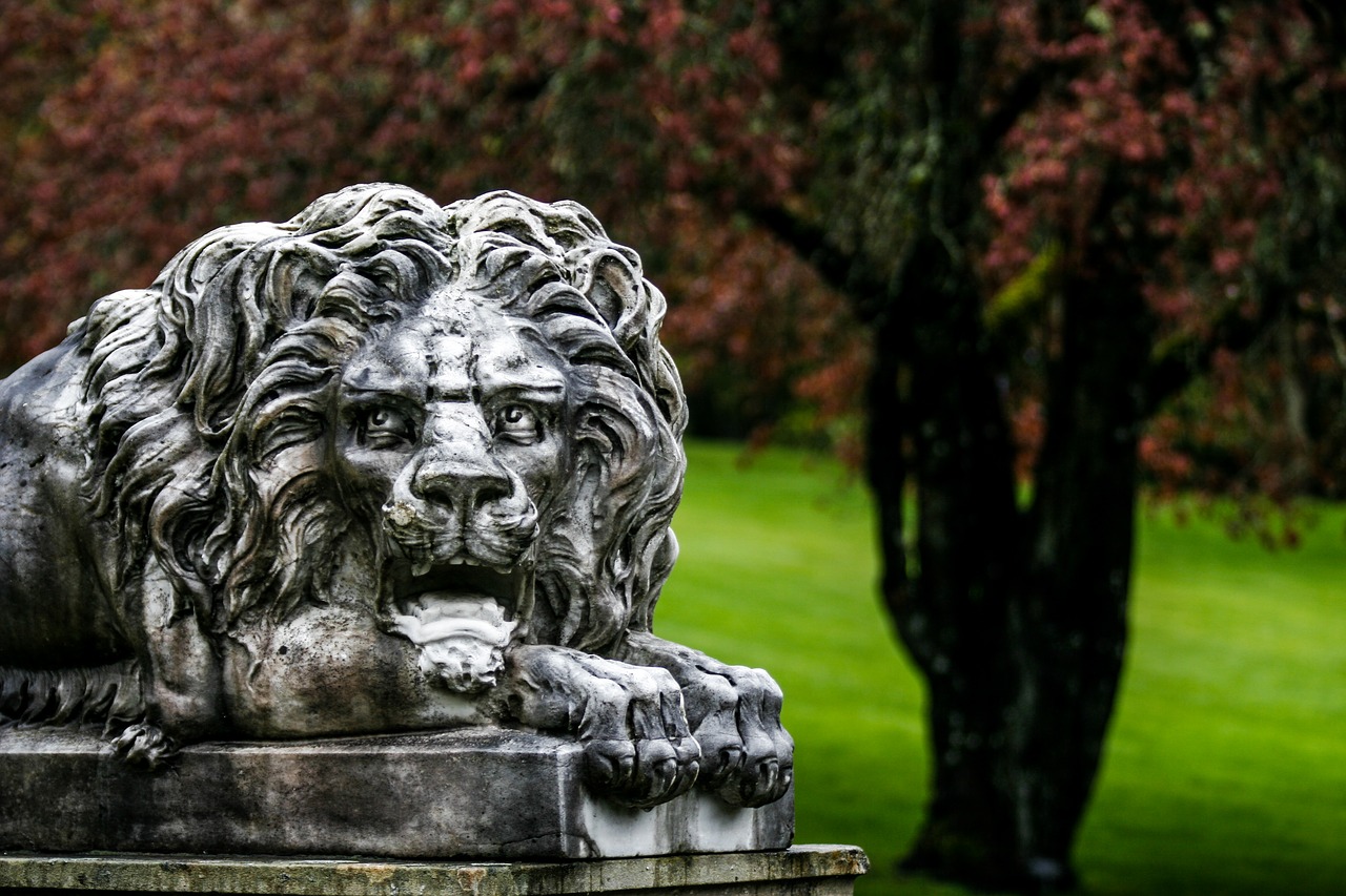 lion sculpture head free photo