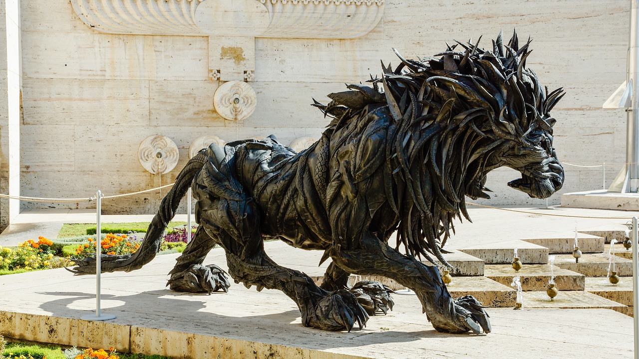 lion head sculpture free photo