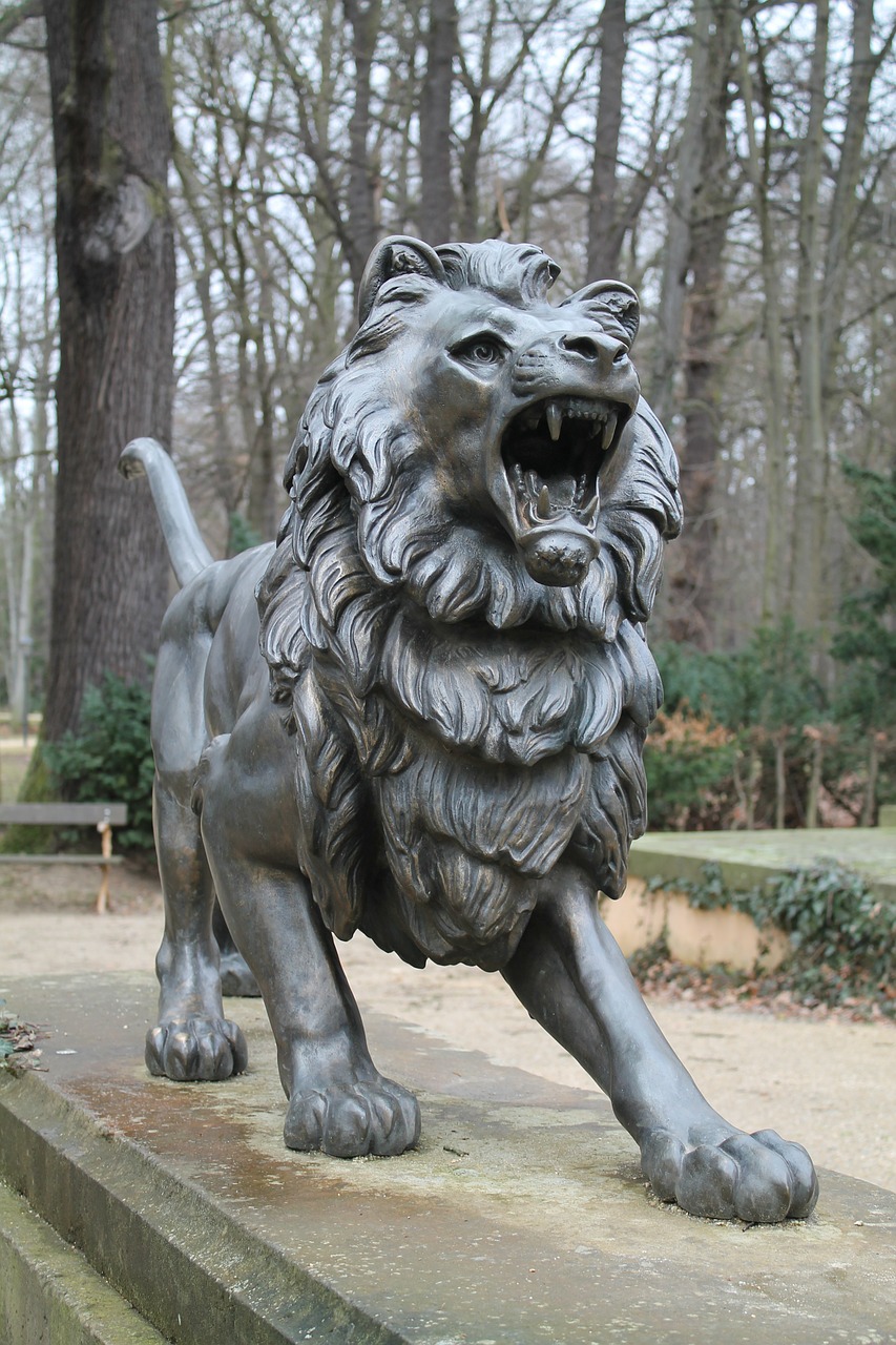 lion roar bronze free photo