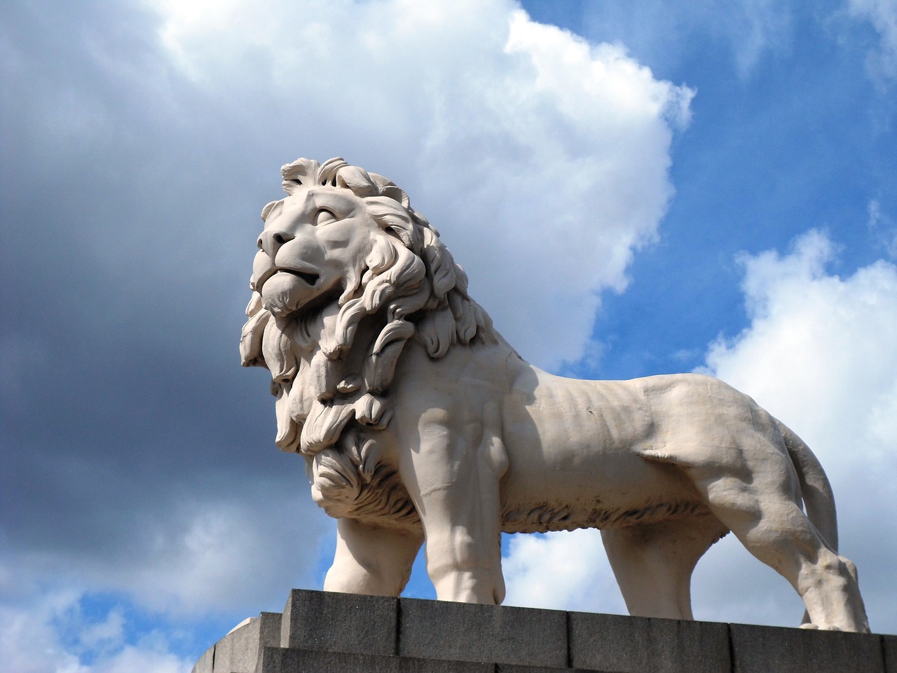 lion statue sky free photo