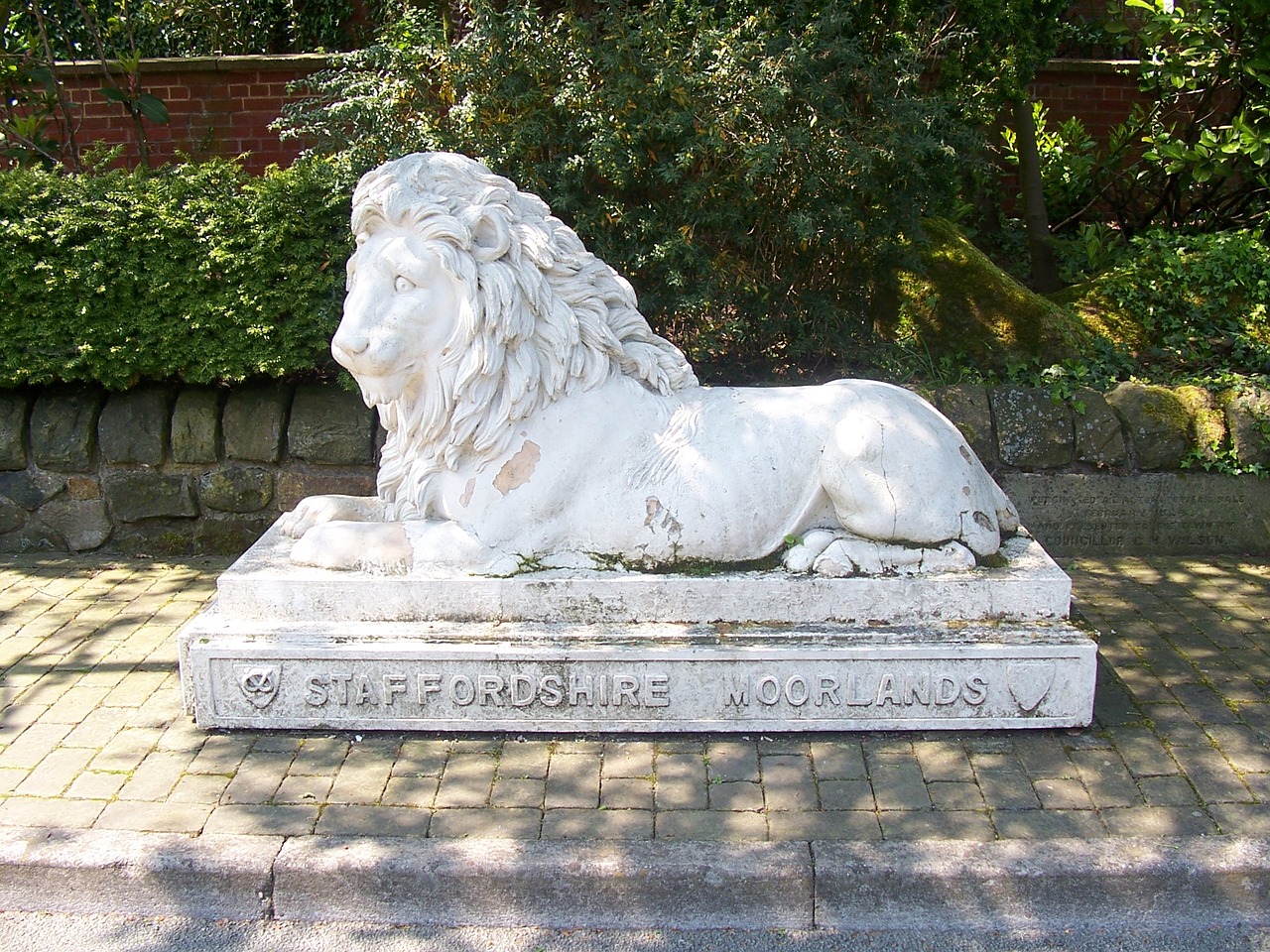 lion stone statue free photo