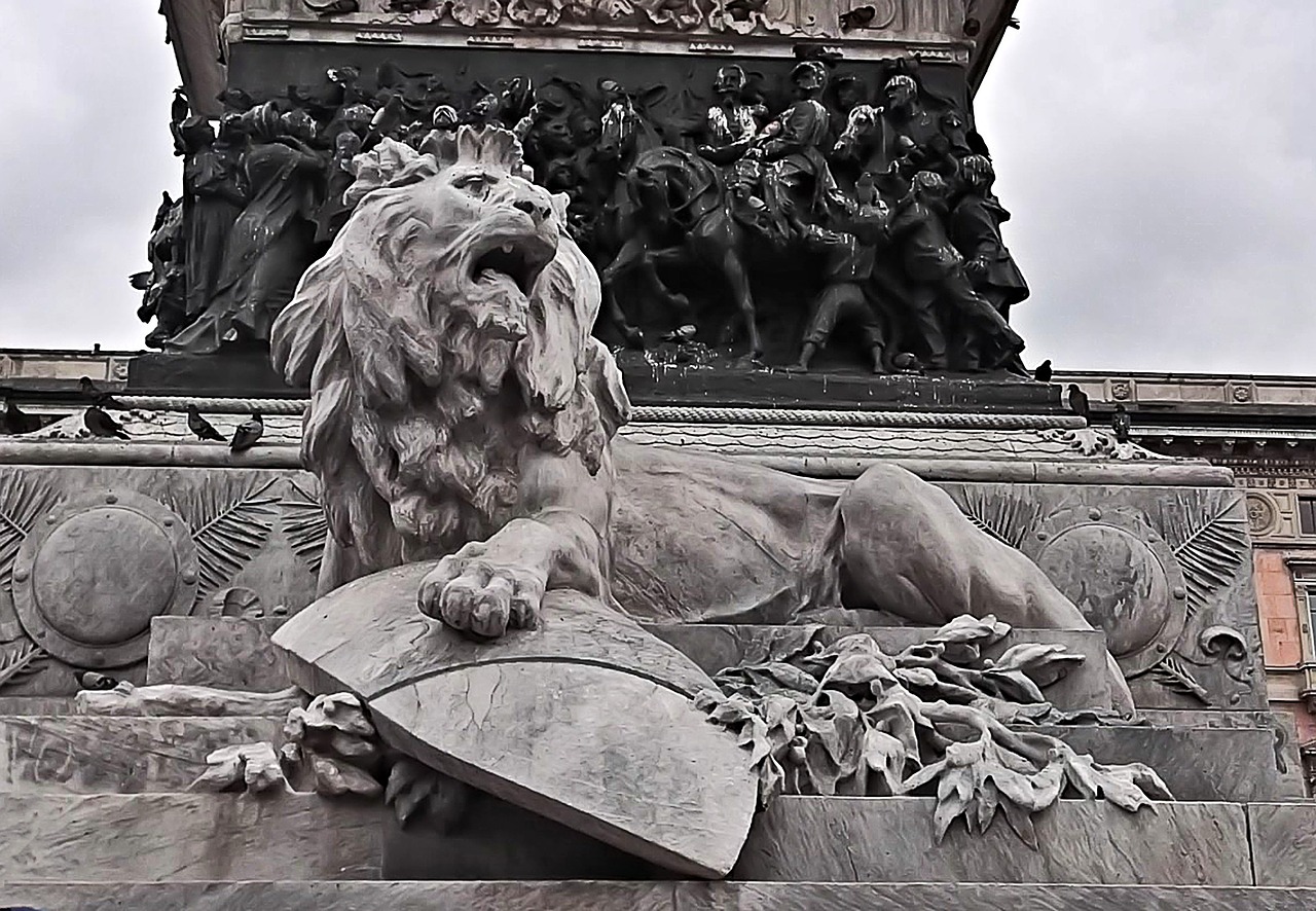 lion statue monument free photo