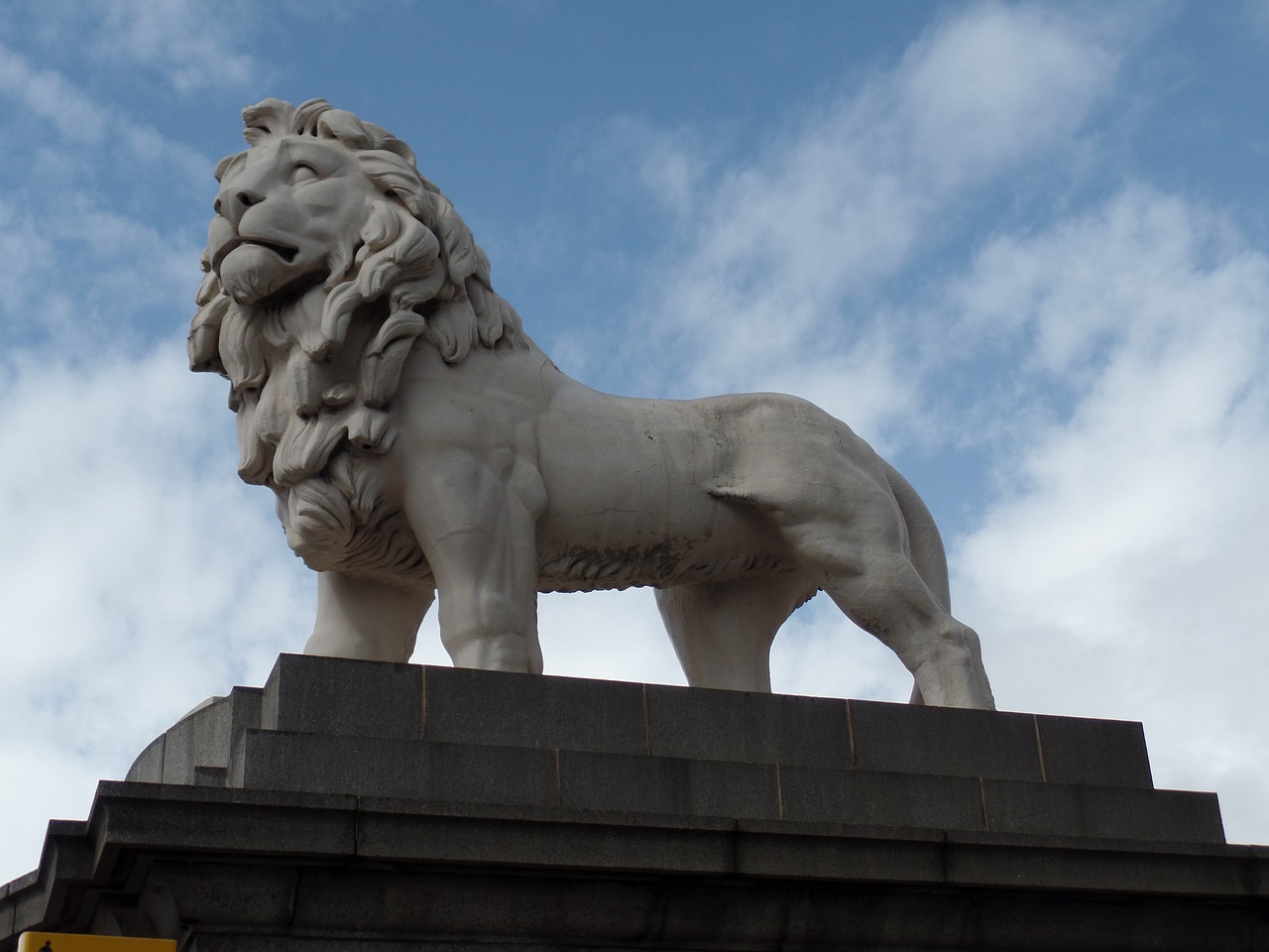 Лев лондон. Скульптура Лев Бермондси в Лондоне. Скульптура Льва Орлинский. Геншин статуя Льва. Трафальгарская площадь львы.