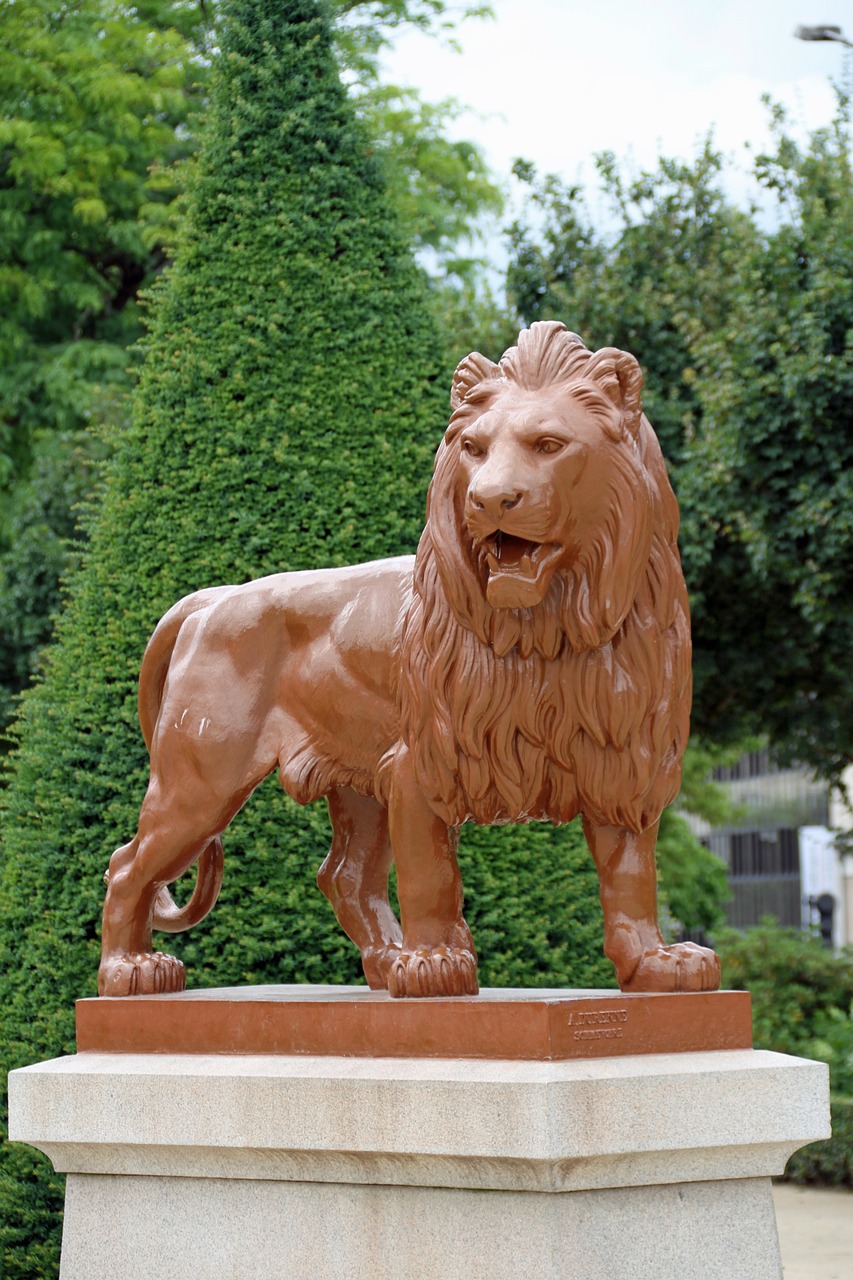 lion statue sculpture free photo