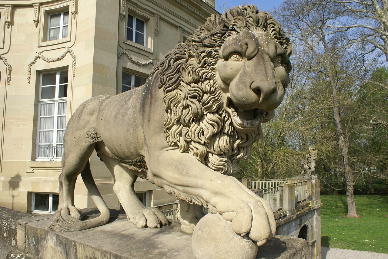 lion stature statue free photo