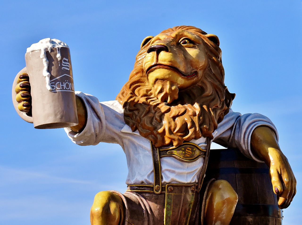lion  figure  drinking beer free photo