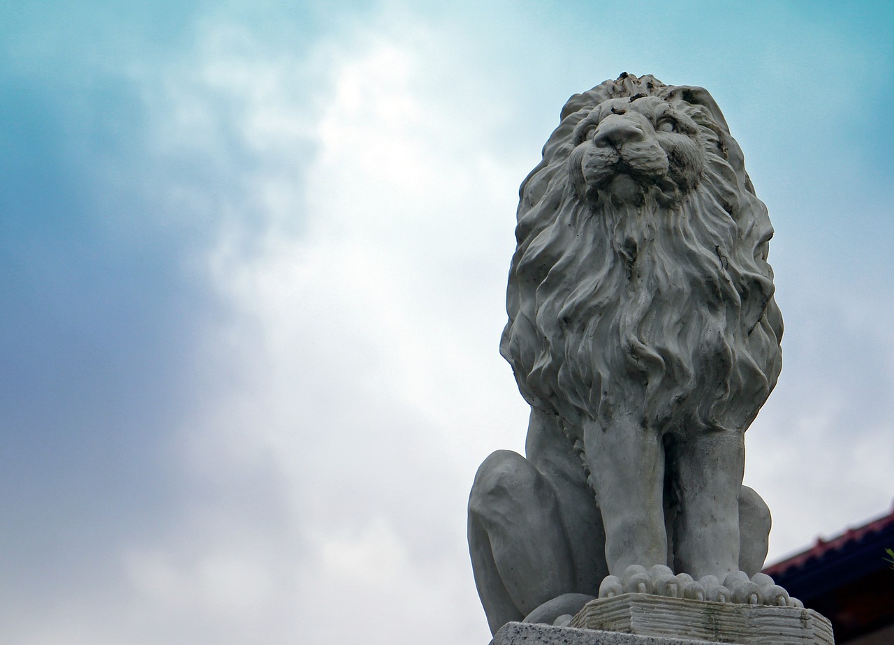 lion portrait sculpture free photo