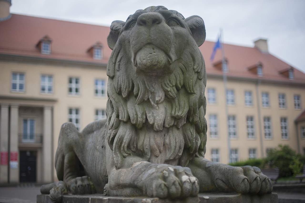 lion  monument  statue free photo