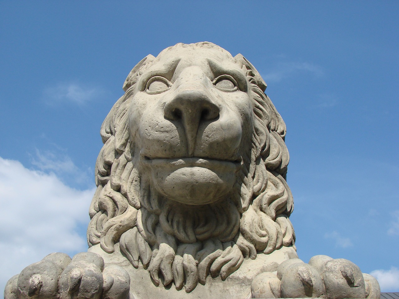 lion statue warsaw free photo