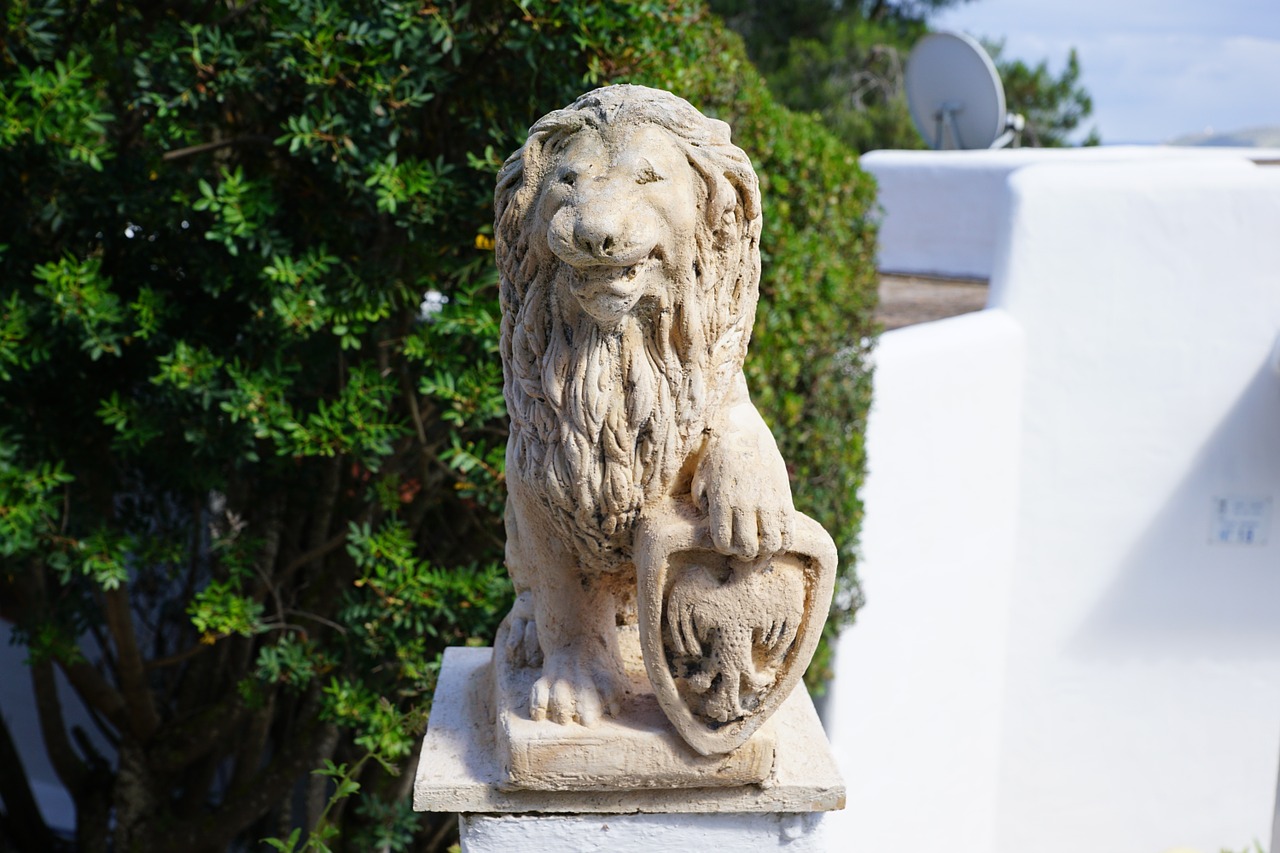 lion figure sculpture free photo