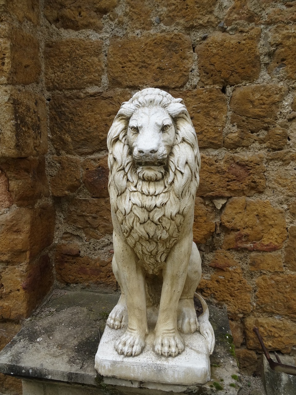 lion statue sculpture free photo