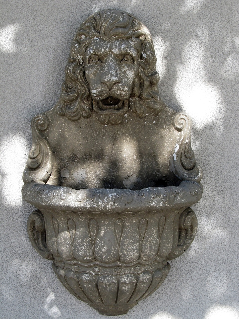 lion head fountain wall free photo