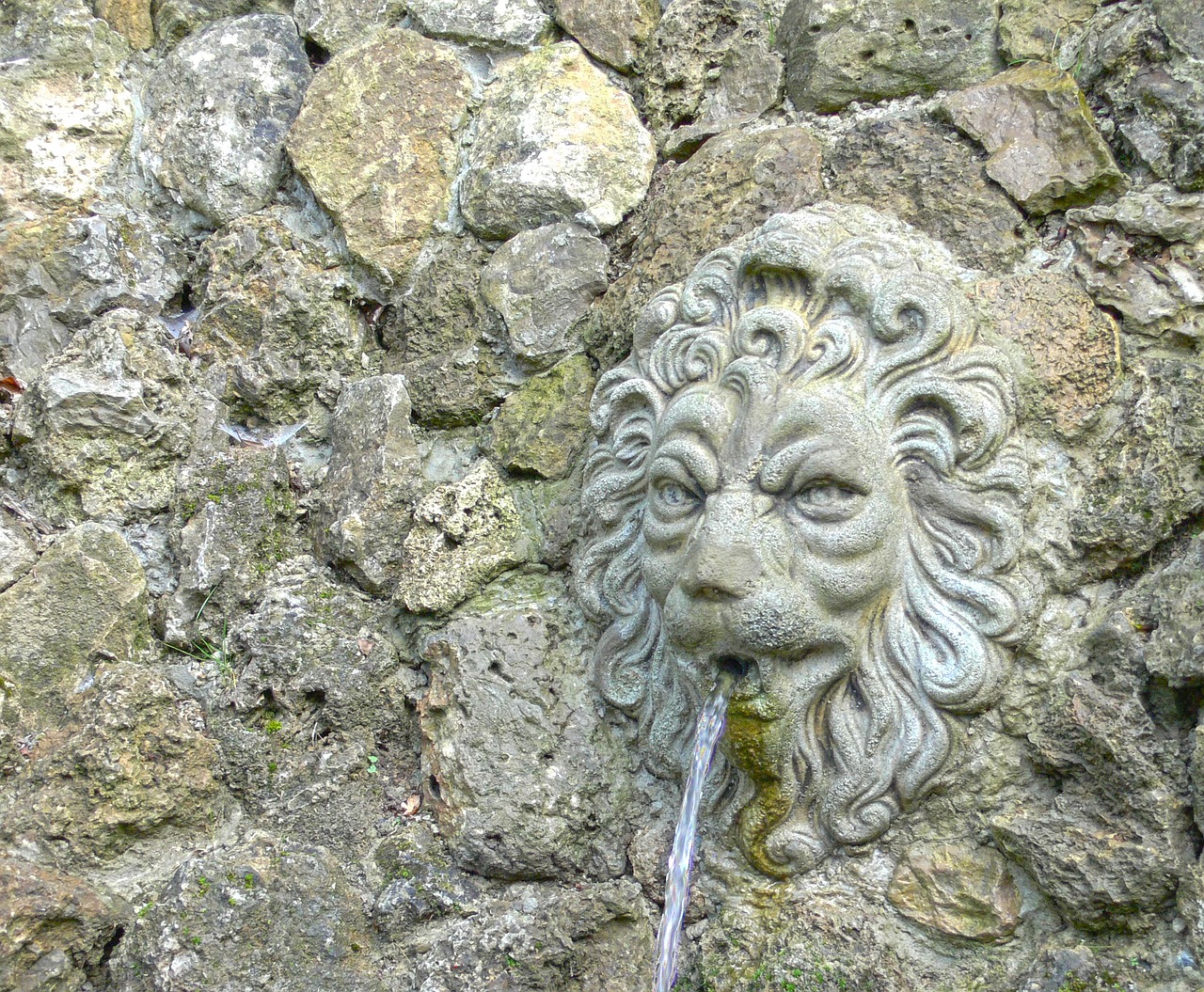 lion head fountain source free photo