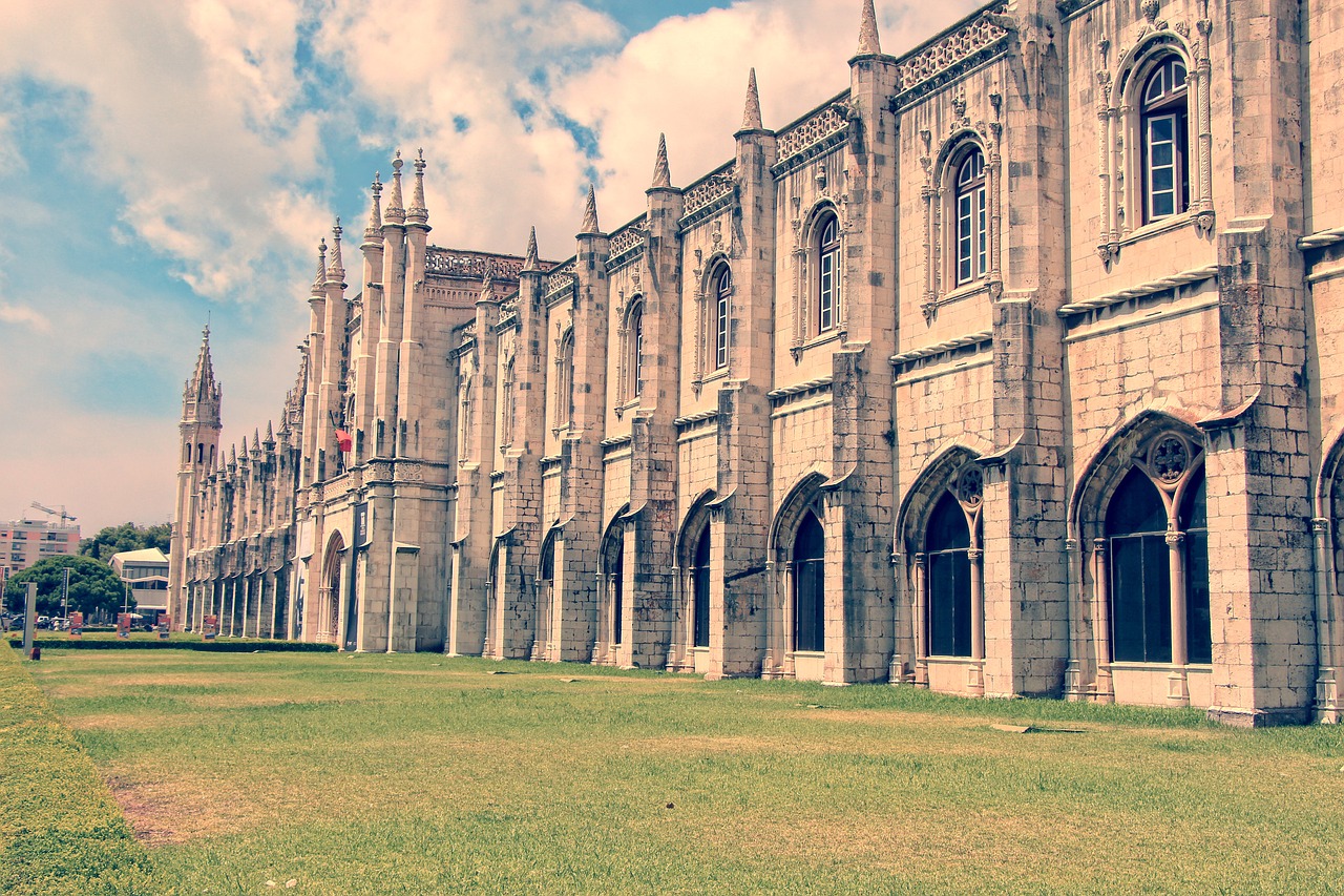 lisbon cathedral facade free photo