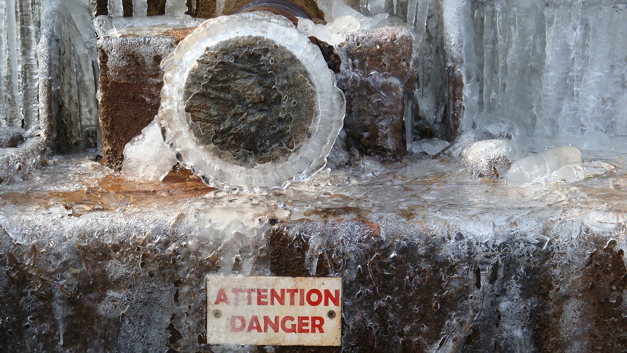 l'isle-sur-la-sorgue waterwheel ice free photo