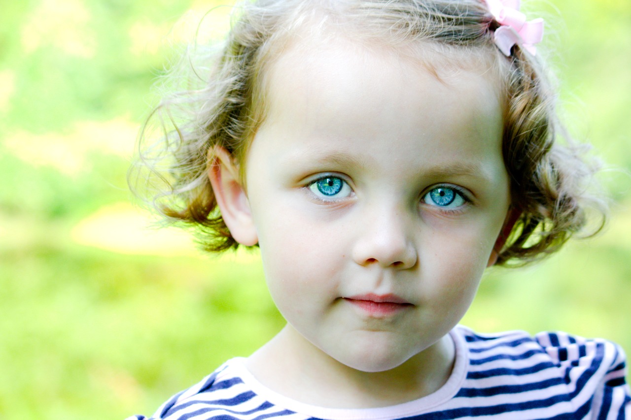little girl blue eyes child free photo