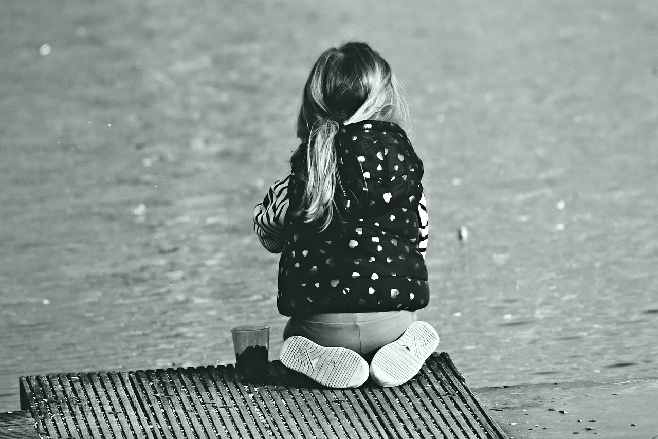 little girl  child  sitting free photo