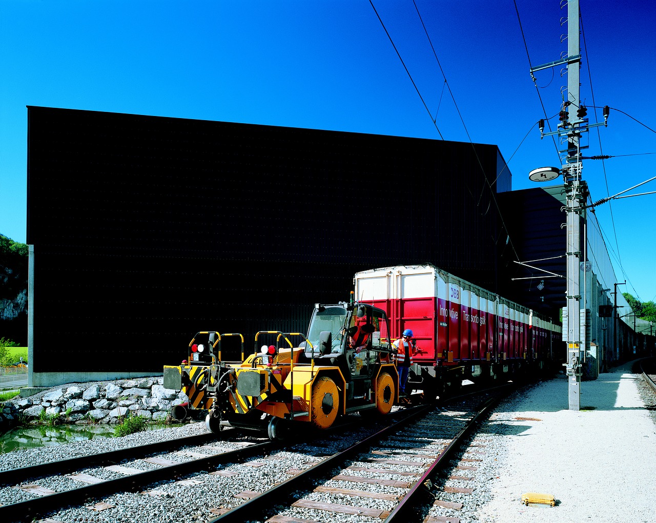 loacker recycling by train free photo