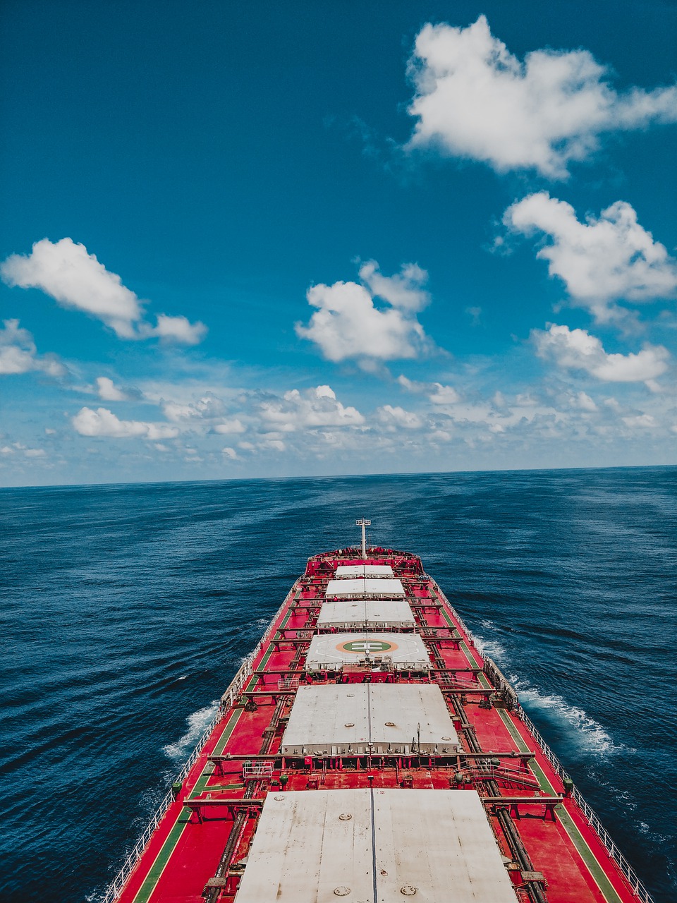 loading  unloading  bulk carrier free photo